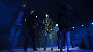 Bühnensituation mit Jugendlichen im blauen Scheinwerferlicht