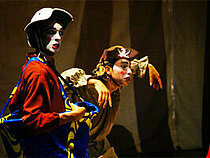 Zwei Jungen schauspielern in aufwändiger klassischer Theaterkostümierung.