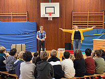 Bühnenszene aus dem Ernährungshelden-Theaterstück in einer Schul-Turnhalle