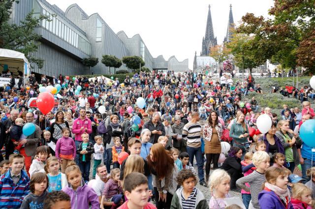 Massen von  Kinder und jungen Familien während des Weltkindertags auf den Rheinterrassen und im Hintergrund sind die Domspitzen zu sehen  