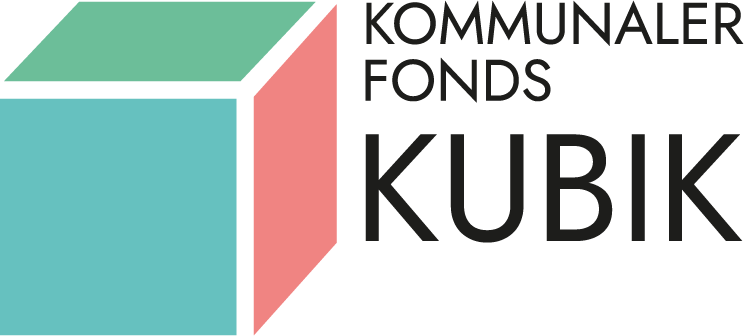 Logo eines Würfels aus Pastellfarben mit dem Schriftzug Kommunaler Fonds KUBIK