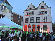 Abendveranstaltung auf dem rot und grün angestrahlten Literaturhaus-Vorplatz.
