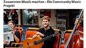 lachende Musiker*innen in der Straßenbahn mit einer Gitarre und einem Kontrabass