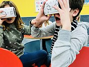 Zwei Kinder mit VR-Brillen während einer Führung mit Google-Expeditions