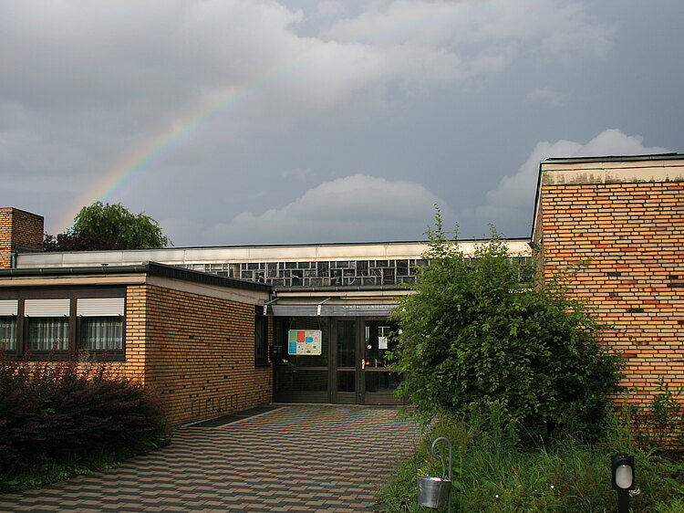 Über dem Geschwister-Scholl-Haus in Longerich spannt sich ein Regenbogen.