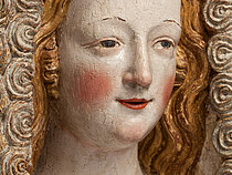 Holzgeschnitztes Gesicht einer mittelalterlichen Madonnenbüste.