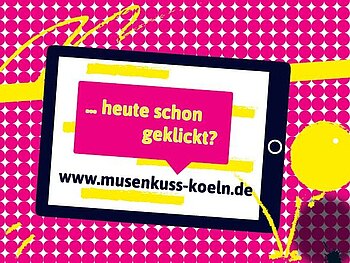 Grafik eines Tablets auf pinkem Untergrund, von dem ein gelber Ball wegspringt. Auf dem Tablet steht: Heute schon geklickt? www.musenkuss-koeln.de