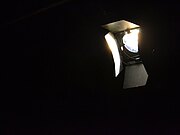Ein eingeschalteter Theaterscheinwerfer vor einem dunklen Hintergrund.