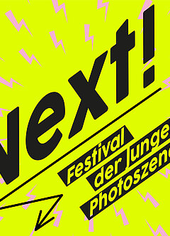 Der Schriftzug "Next. Festival der Jungen Photoszene" auf grellgelbem Grund mit rosafarbenen Blitzen