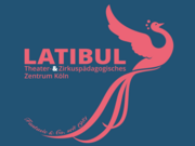 Unser Logo. In großer Schrift steht LATIBUL Theater- & Zirkuspädagogischen Zentrum Köln geschrieben. Rechts davon fliegt ein Phönix. Oberhalb seiner Schwanzfedern steht "Fantasie & Co seit 1981". Der Hintergund ist dunkelblau und Schrift und Phönix sind korallrot.