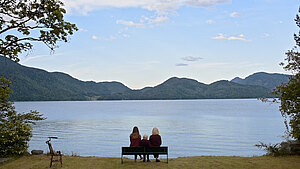 Frauen dreier Generationen sitzen am Walchensee