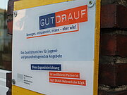 Eingangstafel des Gebäudes mit dem Siegel der "Gut Drauf"-Zertifizierung.