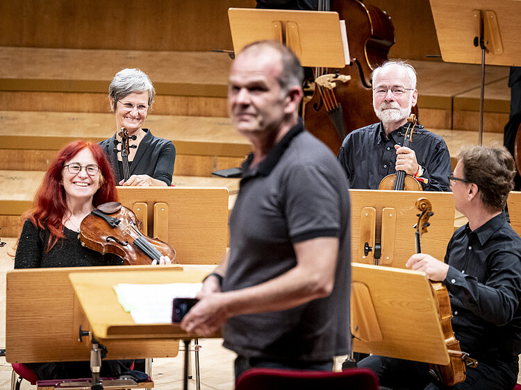 François-Xavier Roth mit Laienmusiker*innen in der Kölner Philharmonie