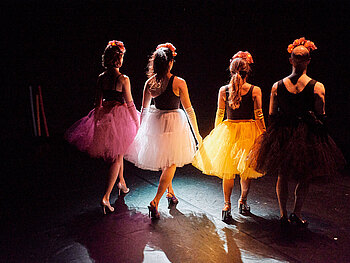 Tänzerinnen im Licht
