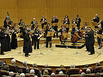 Panoramabild des Orchesters im Stehen auf der Bühne