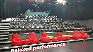 Der Zuschauerraum des Comedia Theaters mit bequemen roten Sitzsäcken vor den Stuhlreihen