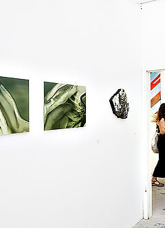 Galeriesituation im Atelierzentrum mit Besuchern und hängenden Gemälden