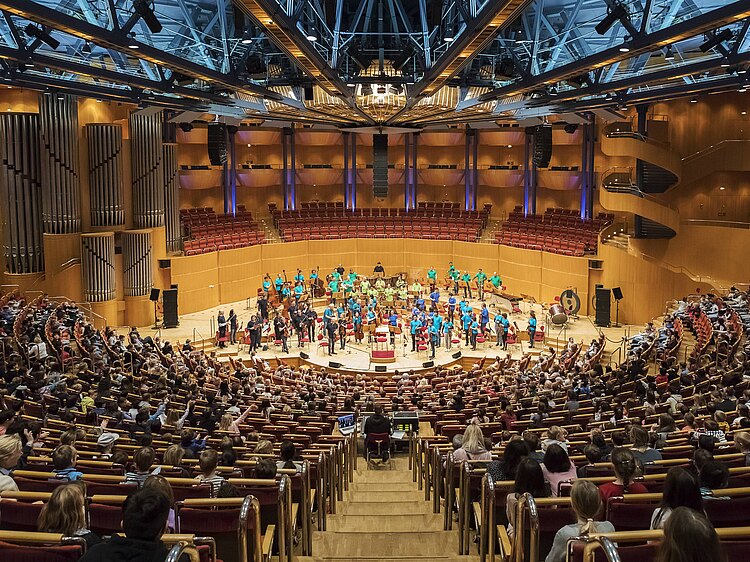 Das Gürzenich-Orchester in bunten T-Shirts in Kölner Philharmonie 