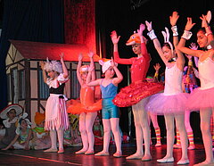 Theaterbühne: aufwändig verkleidete Schulkinder einer Märchenaufführung