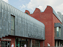 Außenansicht des Museums Ludwig mit dem Eingang des Filmforums.