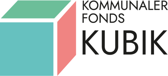 Logo eines Würfels aus Pastellfarben mit dem Schriftzug Kommunaler Fonds KUBIK