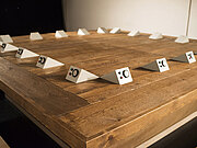 Konferenz der wesentlichen Dinge: Quadratischer Tisch mit keilförmigen Konferenzsprechgeräten.