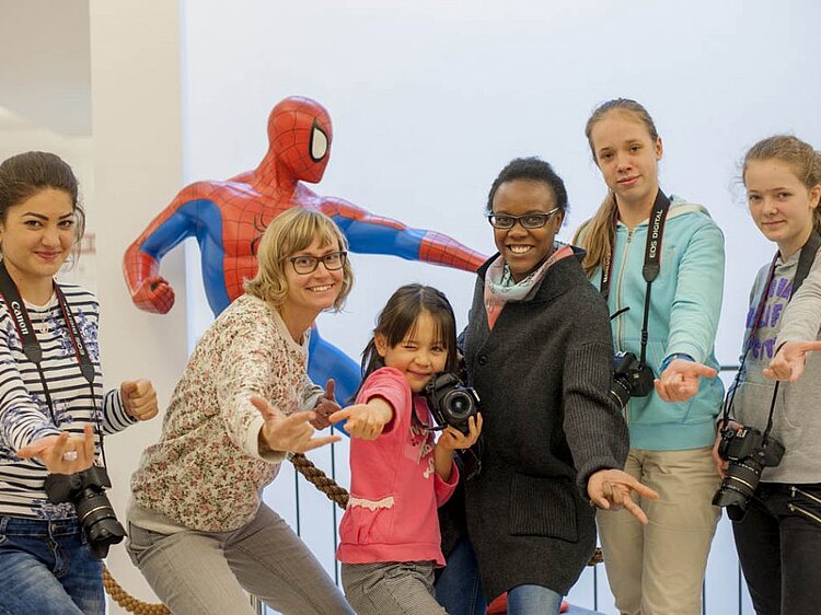 Gruppenbild mit sechs Fotografinnen und einer Spiderman-Figur