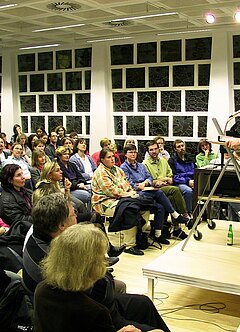 Vortragssituation im vollbesetzten Veranstaltungsraum der Karl Rahner Akademie.