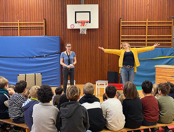 Bühnenszene aus dem Ernährungshelden-Theaterstück in einer Schul-Turnhalle