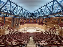 Der Konzertsaal der Philharmonie Köln mit runder, tief gelegener Bühne.