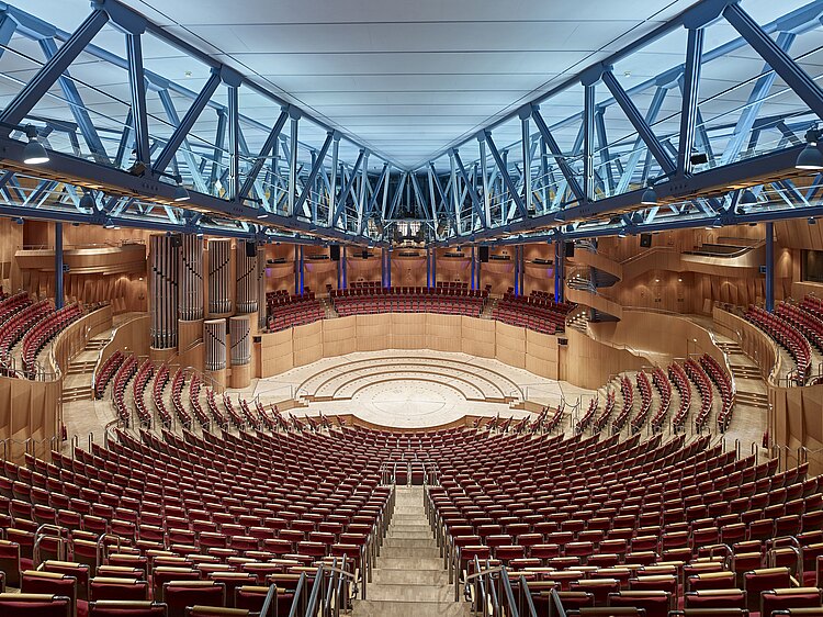 Der Konzertsaal der Philharmonie Köln mit runder, tief gelegener Bühne.