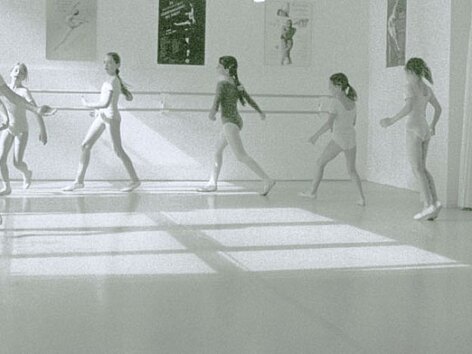 Szene aus dem Ballettstudio mit drei Mädchen in Bewegung