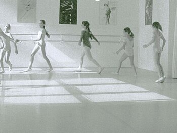 Szene aus dem Ballettstudio mit drei Mädchen in Bewegung